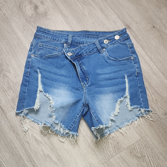Pants - Trendy Frayed Hem Denim Shorts NWOT